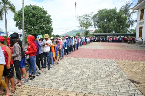 Hơn 24.000 phần quà đã được chuyến xe "Thương về miền Trung" trao đến tay người dân
