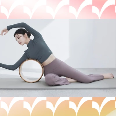 cô gái tập yoga với dụng cụ