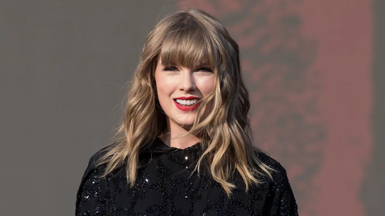Ca sĩ Taylor Swift quyến rũ với màu son môi đỏ. Ca sĩ Taylor Swift quyến rũ với màu son môi đỏ.