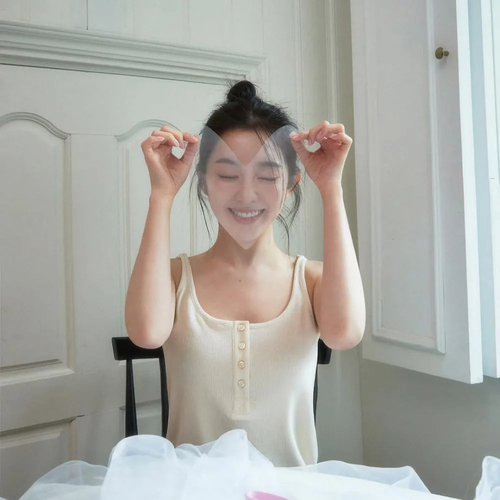 IRENE búi tóc cười tươi - niacinamide