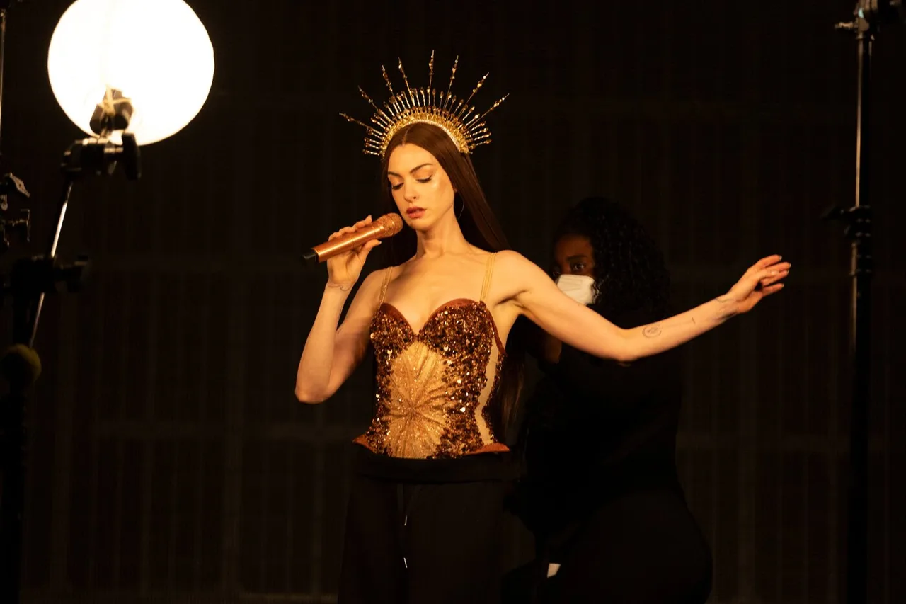 Anne Hathaway trong tạo hình Mother Mary.