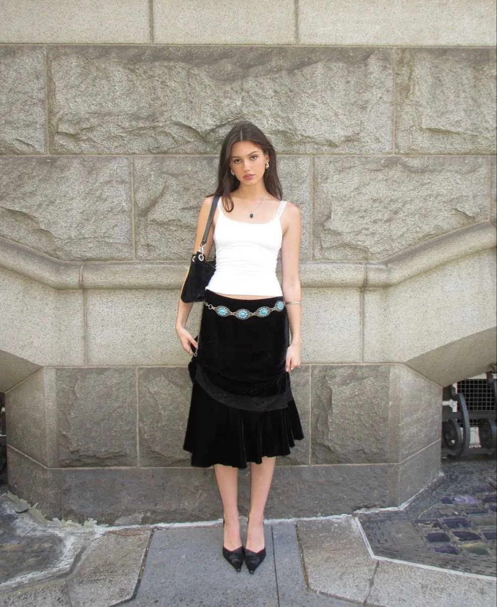 Outfit layering nhẹ với áo hai dây và chân váy satin midi