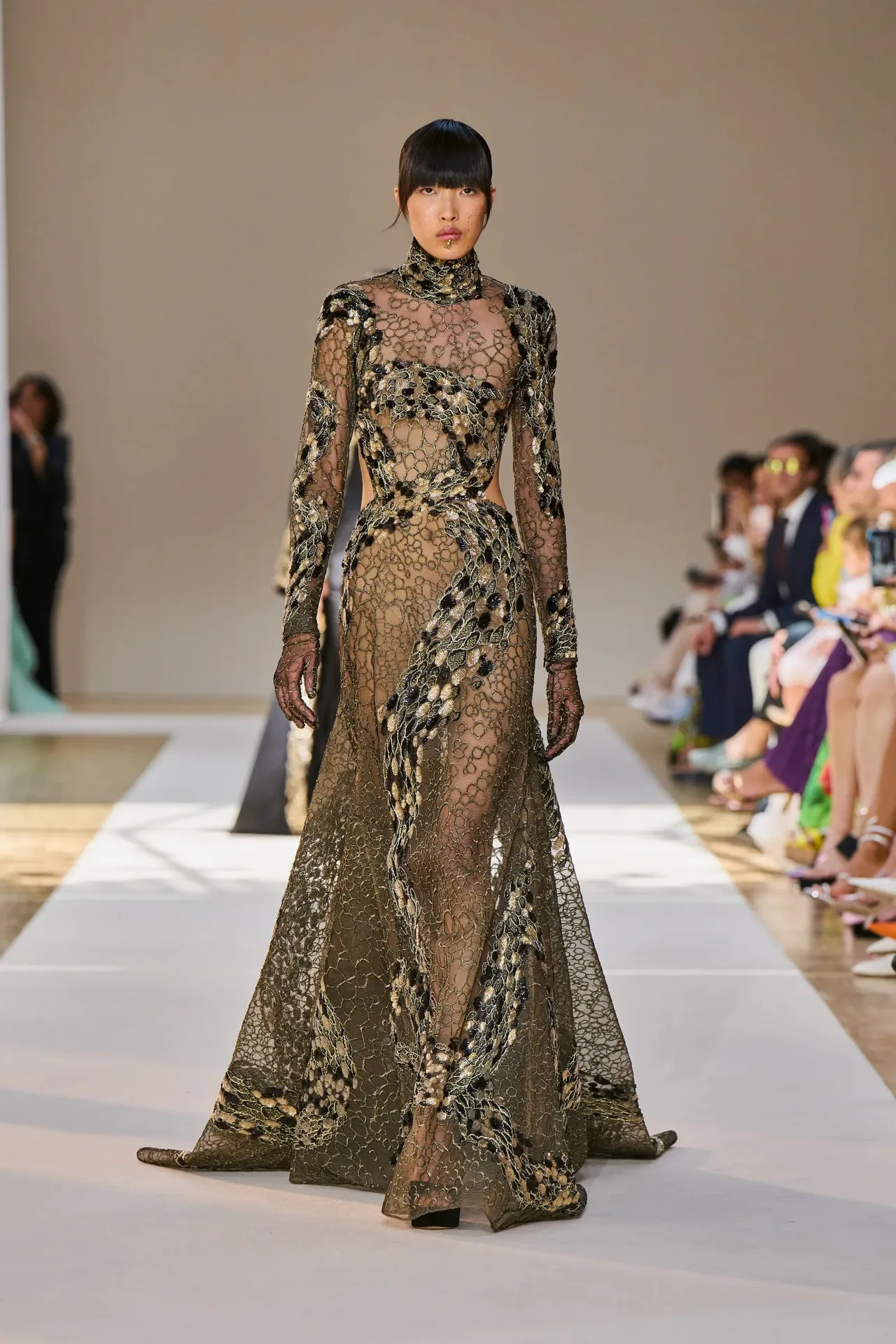 người mẫu việt diễn Elie Saab Haute Couture Thu Đông 2022
