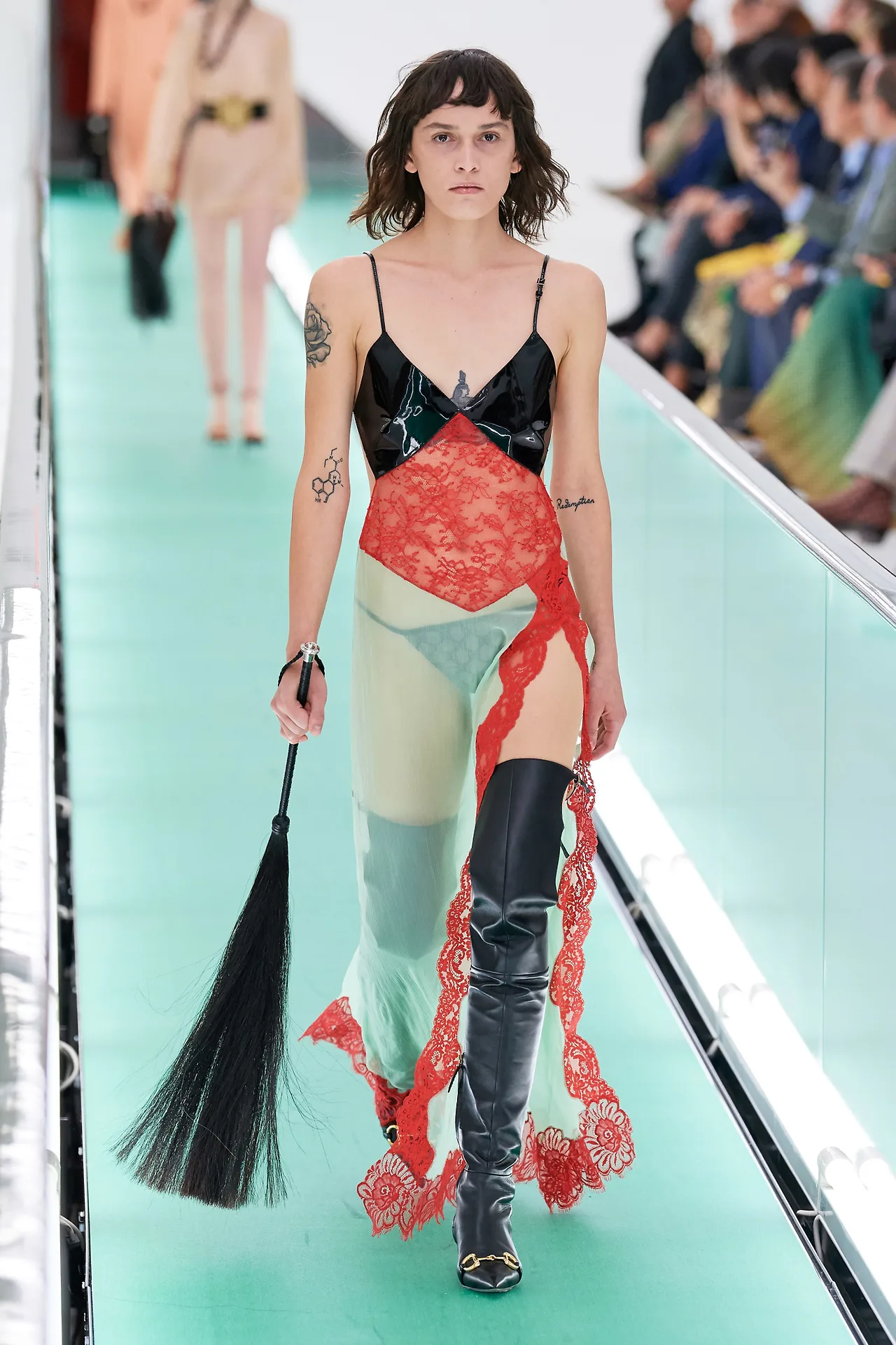 slip dress phối da ren và voan gucci xuân hè 2020