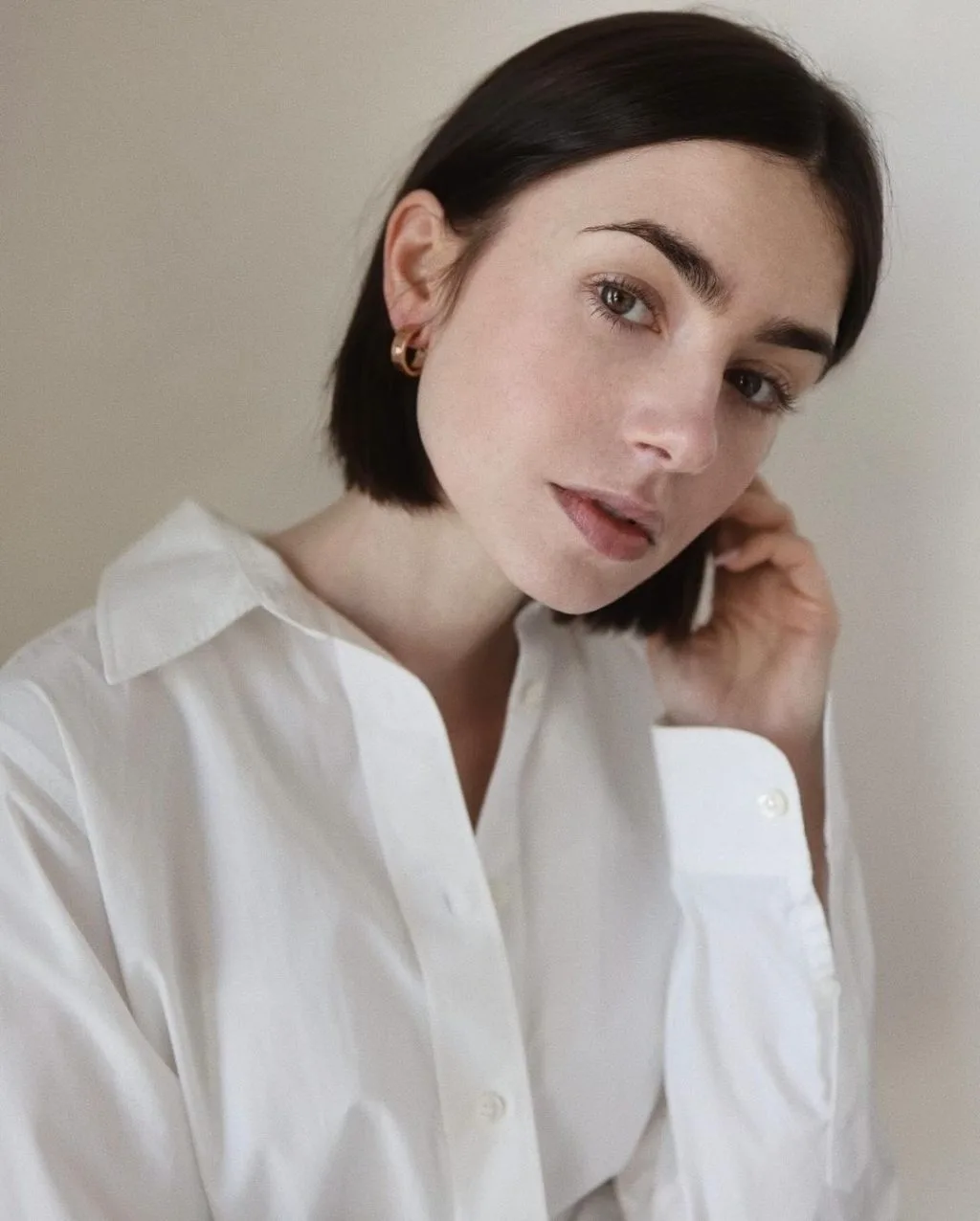 lily collins áo sơ mi trắng