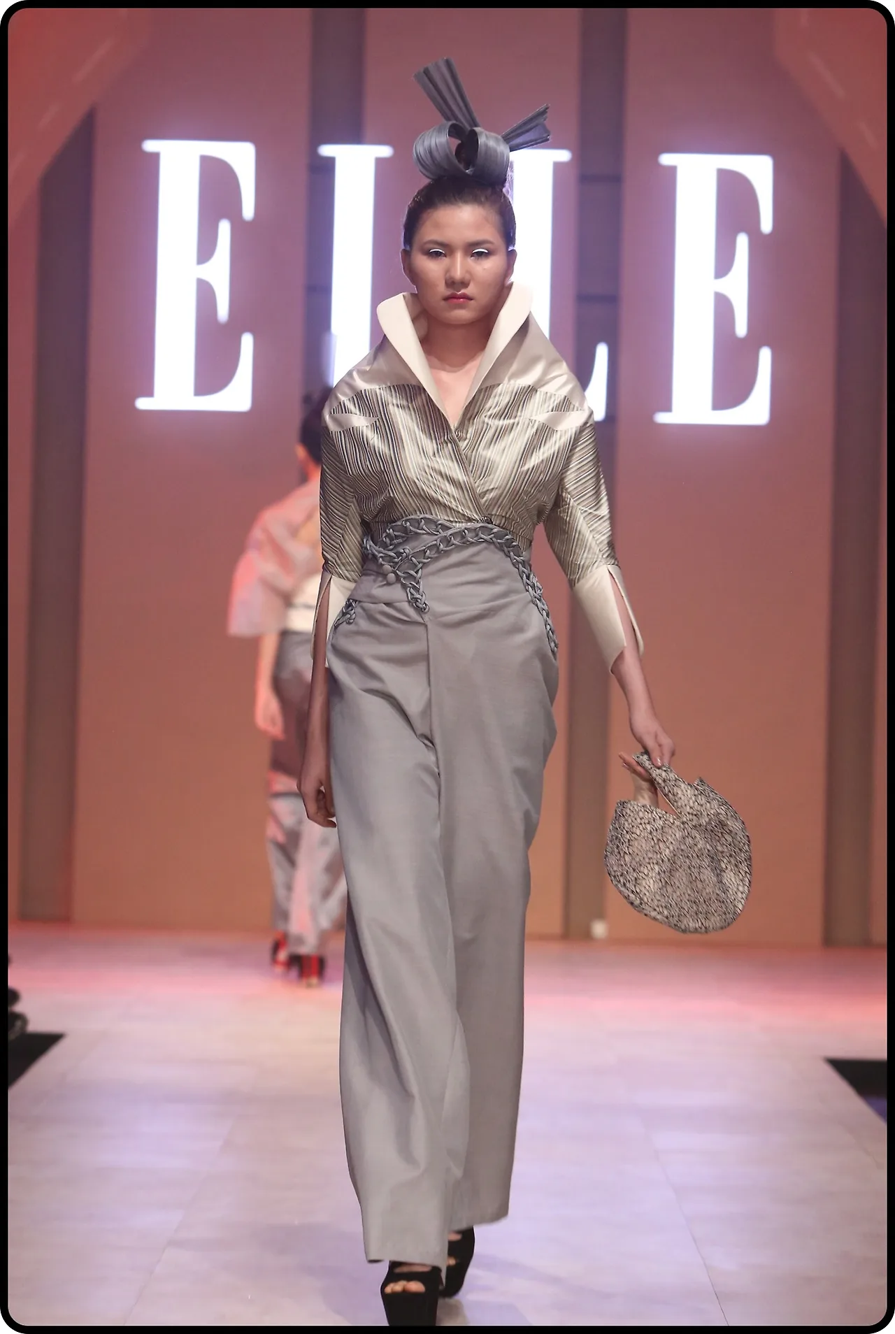 BST của NTK Nuchsuda tại ELLE Fashion Journey 2016