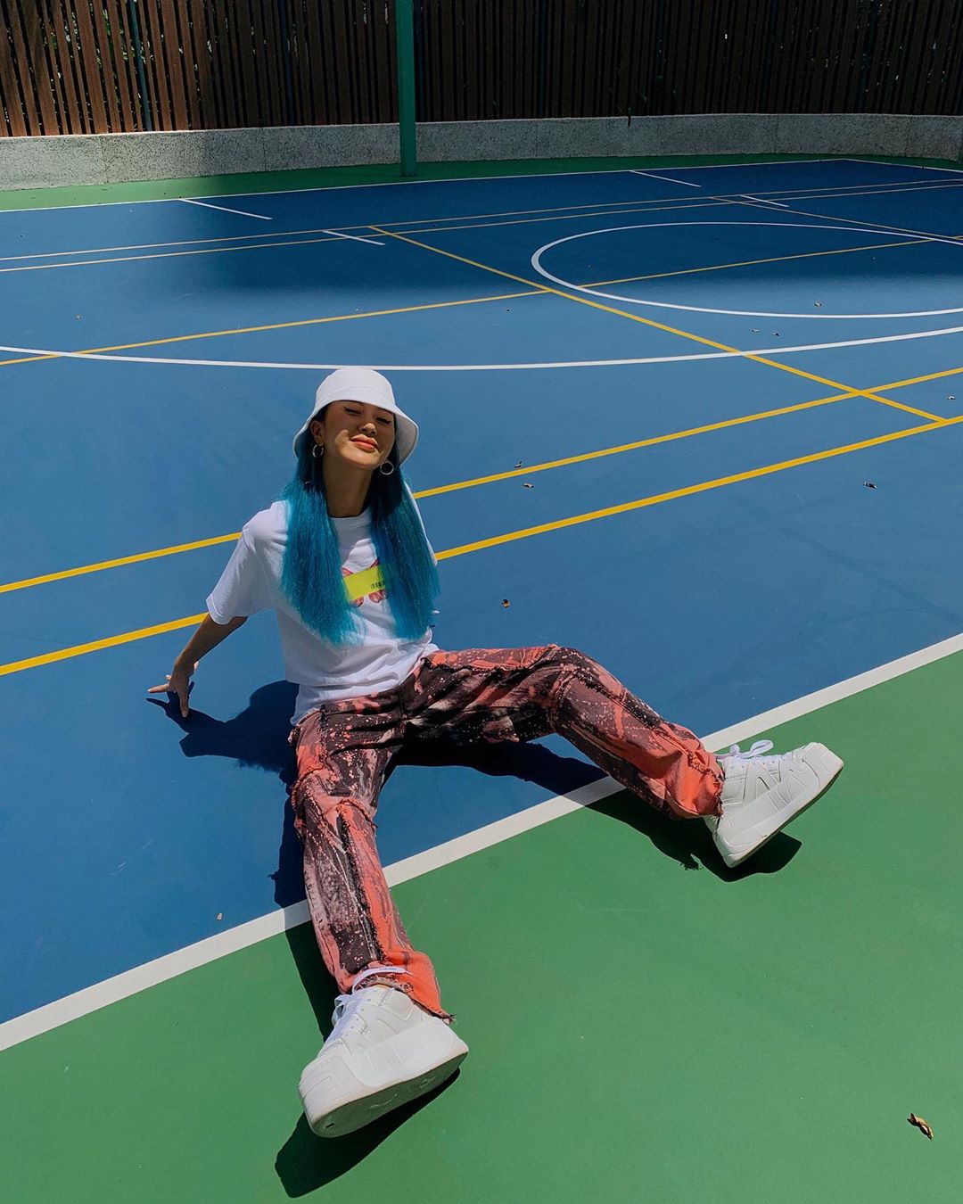 Quỳnh Anh Shyn phối đồ streetwear với sneaker trắng