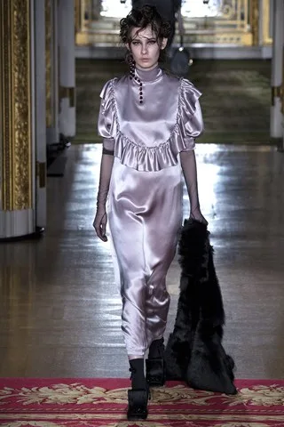 Mẫu thiết kế mang phong cách từ thời Victorian của Simone Rocha