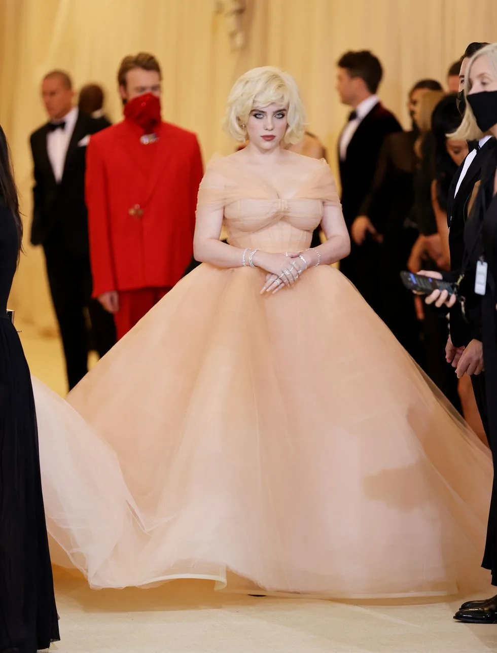 váy tulle màu hồng đào trên thảm đỏ Met Gala 2021