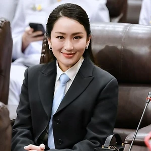 Gần gũi đến bất ngờ với phong cách thời trang của tân nữ Thủ tướng Thái Lan