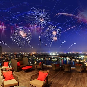 Tiệc pháo hoa tại quán bar tầng thượng đẹp ở Hà Nội