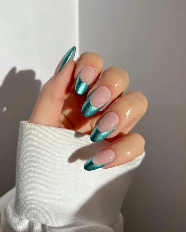 Móng mani kiểu pháp với màu sắc xanh biển cả được lấy cảm hứng từ Mermaidcore. Ảnh: Instagram@ pop_polished. Móng mani kiểu pháp với màu sắc xanh biển cả được lấy cảm hứng từ Mermaidcore. Ảnh: Instagram@ pop_polished.