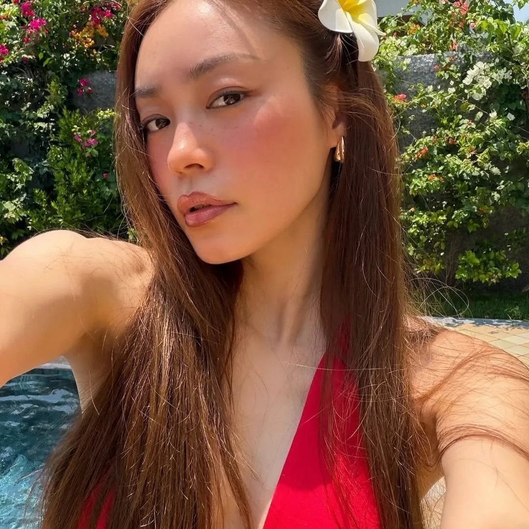 cô gái đã thoa dưỡng thể dưới nắng