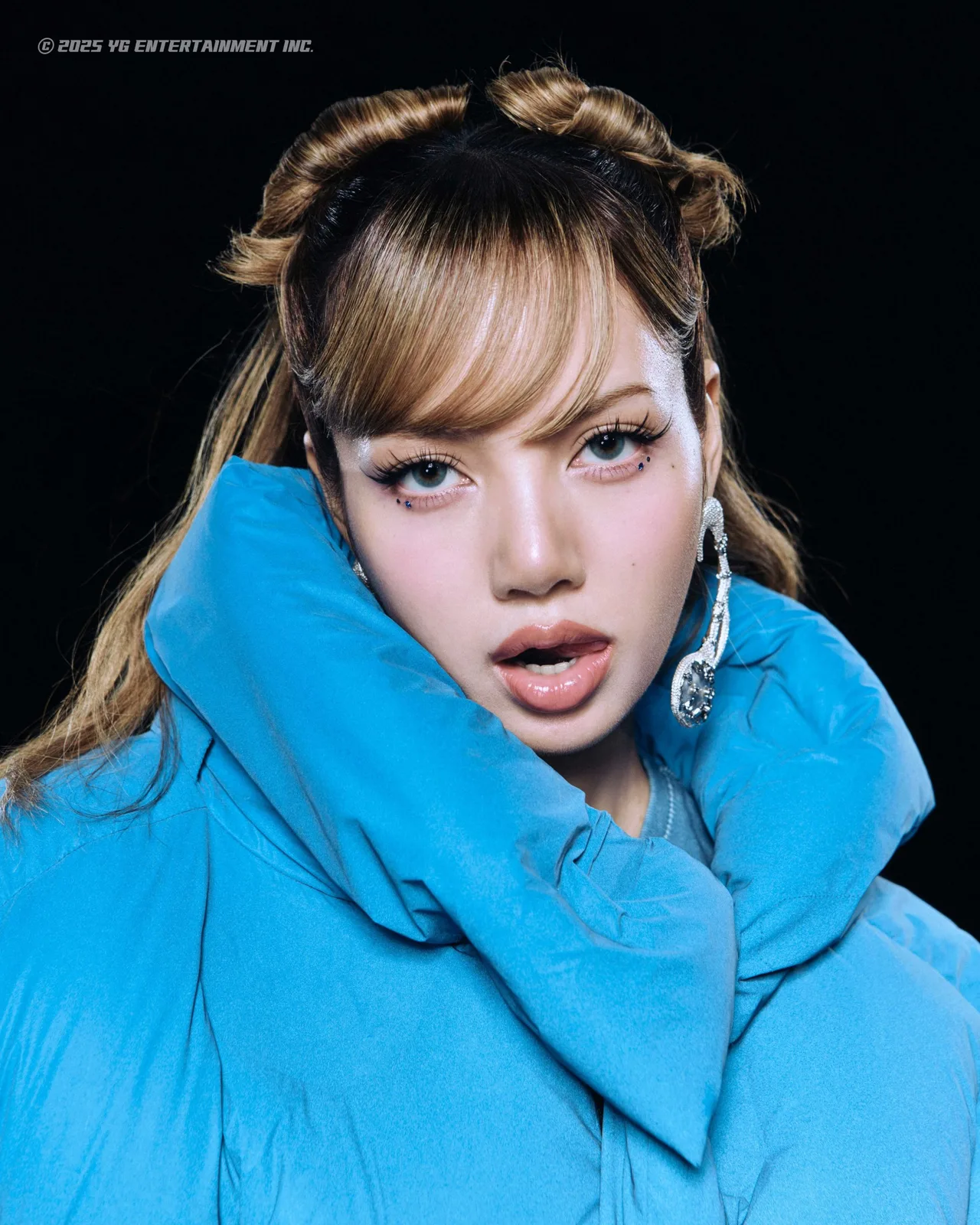 Lisa diện áo khoác phao trong jump