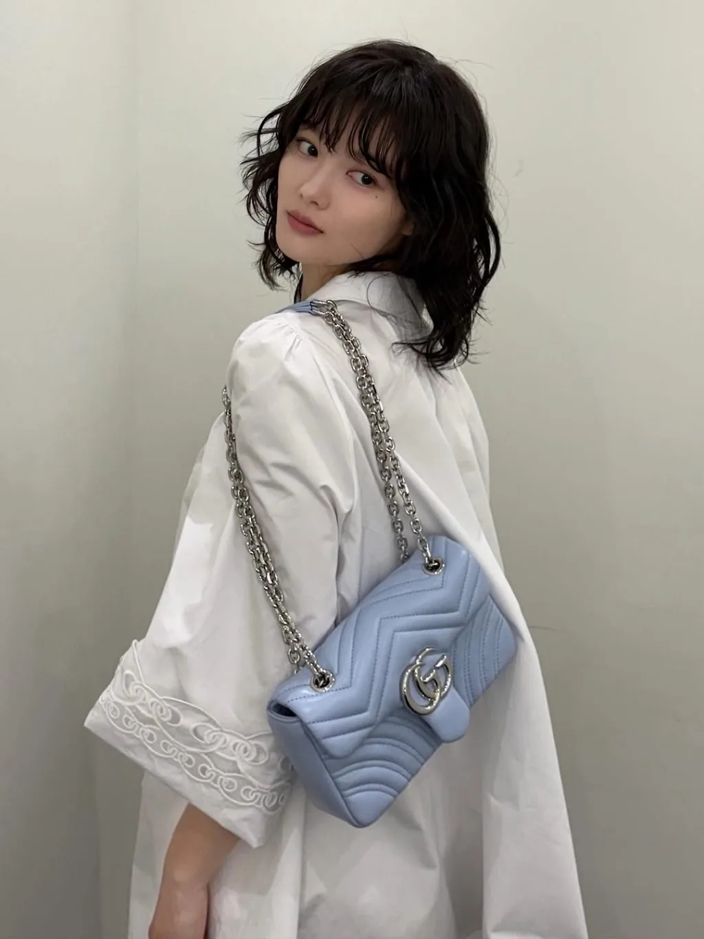 Kim Yoo Jung trong áo sơ mi trắng oversize cách điệu, vừa đơn giản vừa cuốn hút.