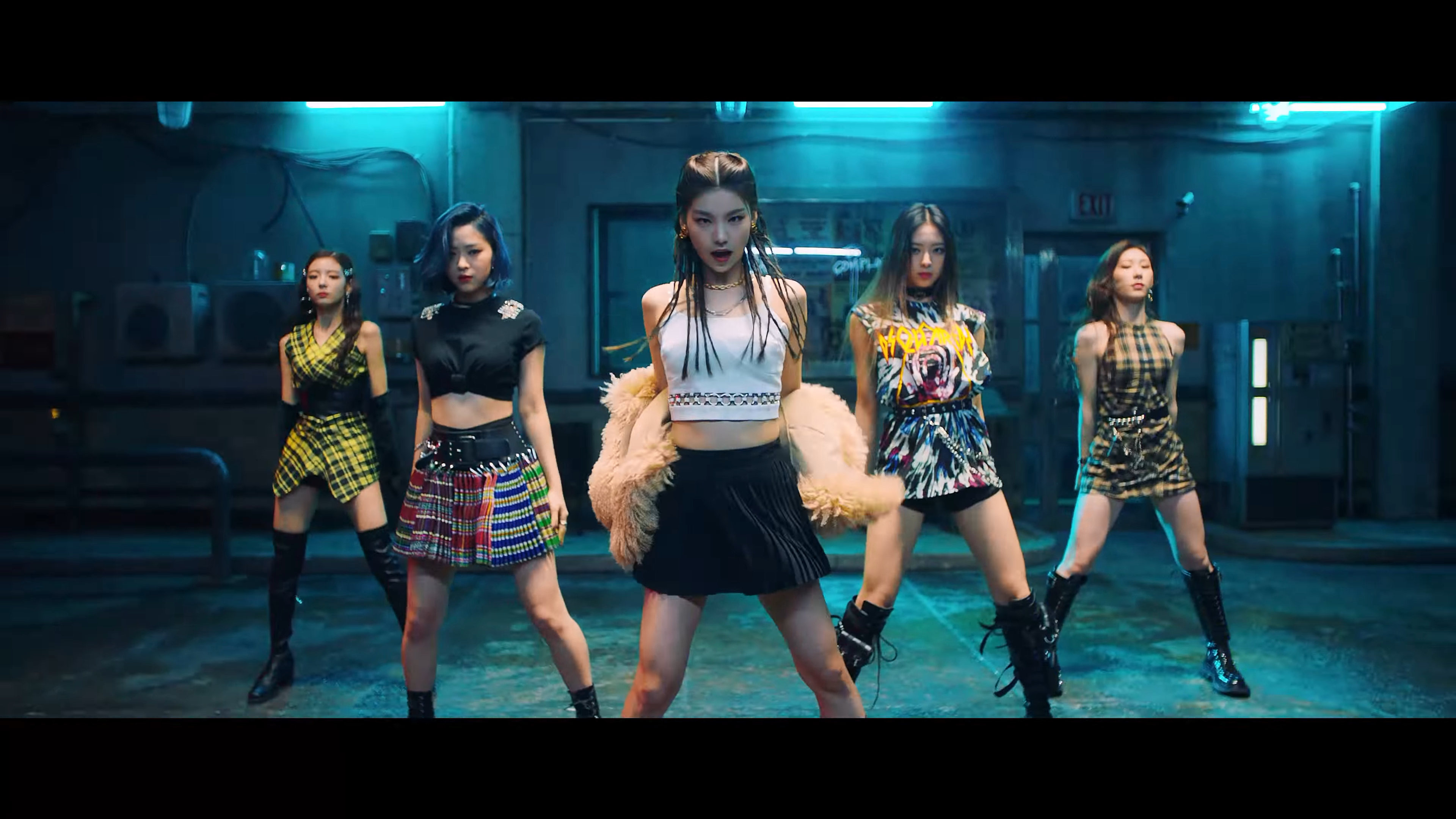 ITZY diện phong cách girl-crush trong MV nhạc Kpop Wannabe