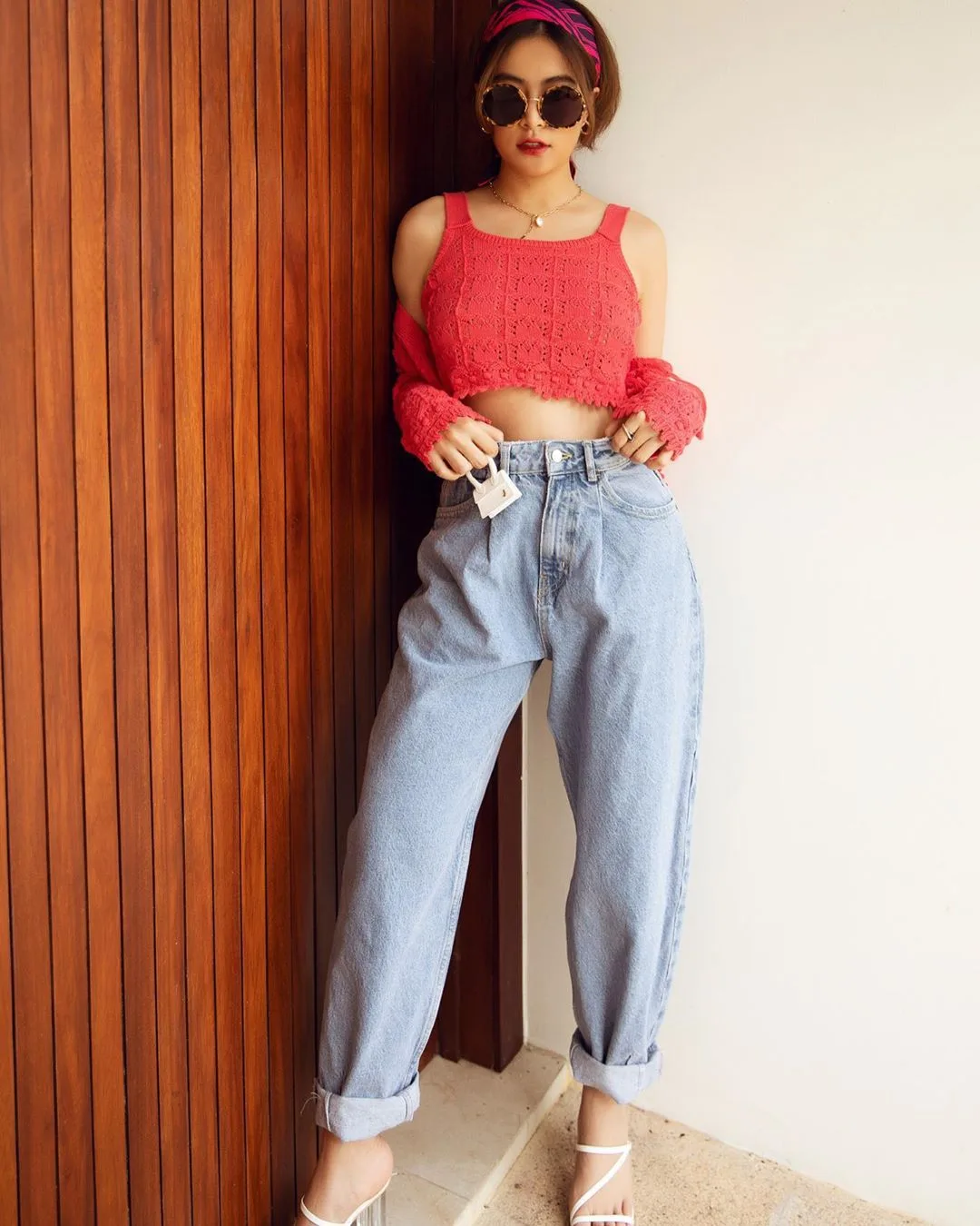 hoàng thùy linh mặc áo hai dây bản to màu hồng và quần jeans