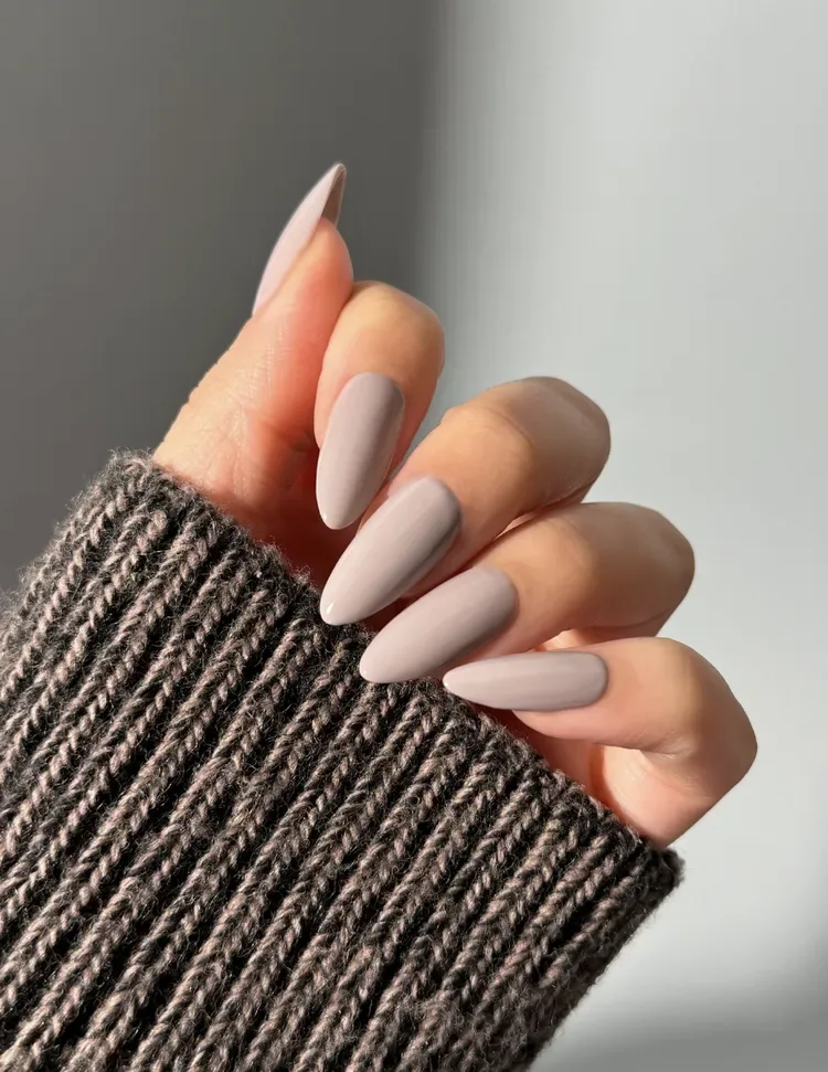 Nail màu nâu đất sét.
