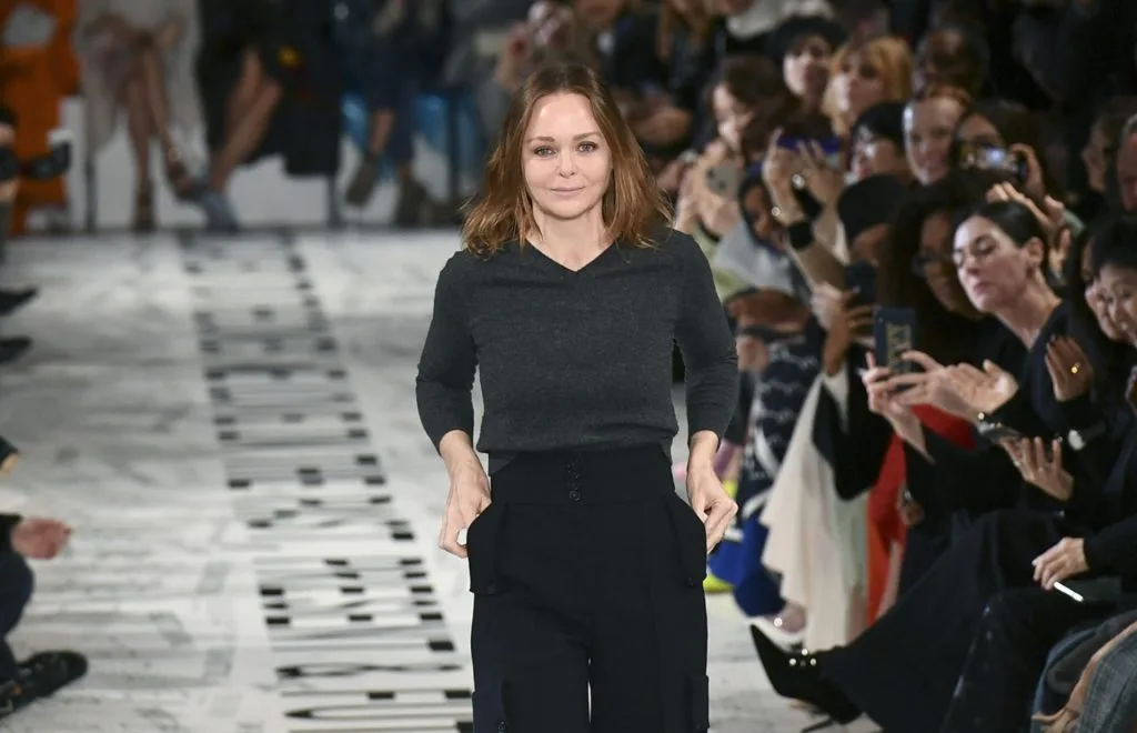 Stella McCartney mặc áo xám quần dài đen
