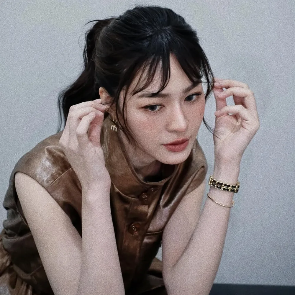 Lingling Kwong chạm vào phần tóc mái hai bên.