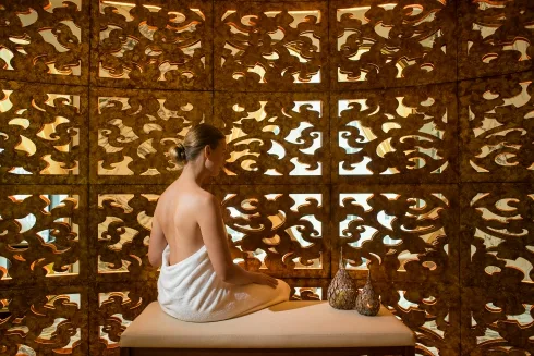 Các phòng trị liệu có không gian rộng thoáng với tường được phủ da màu kem pha chút cà phê sữa tạo cảm giác dễ chịu. Mỗi phòng đều được trang bị giường Earthlite, loại giường spa cao cấp thế giới và với ra trải giường bằng loại vải đẳng cấp thế giới, khăn tắm hiệu Frette danh tiếng.