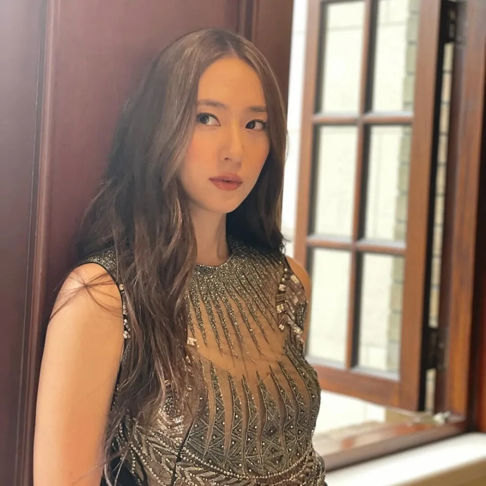 Krystal xõa tóc đứng dựa bên tường