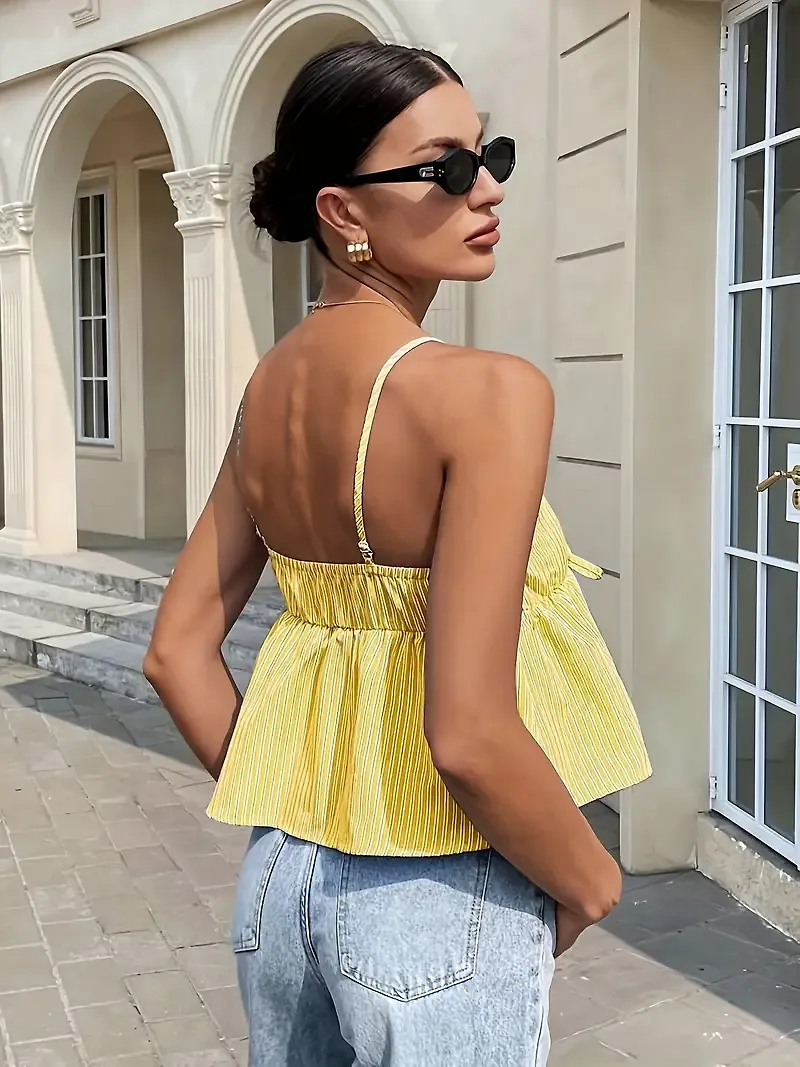 Nổi bật dưới ánh nắng Hè là outfit với màu vàng.