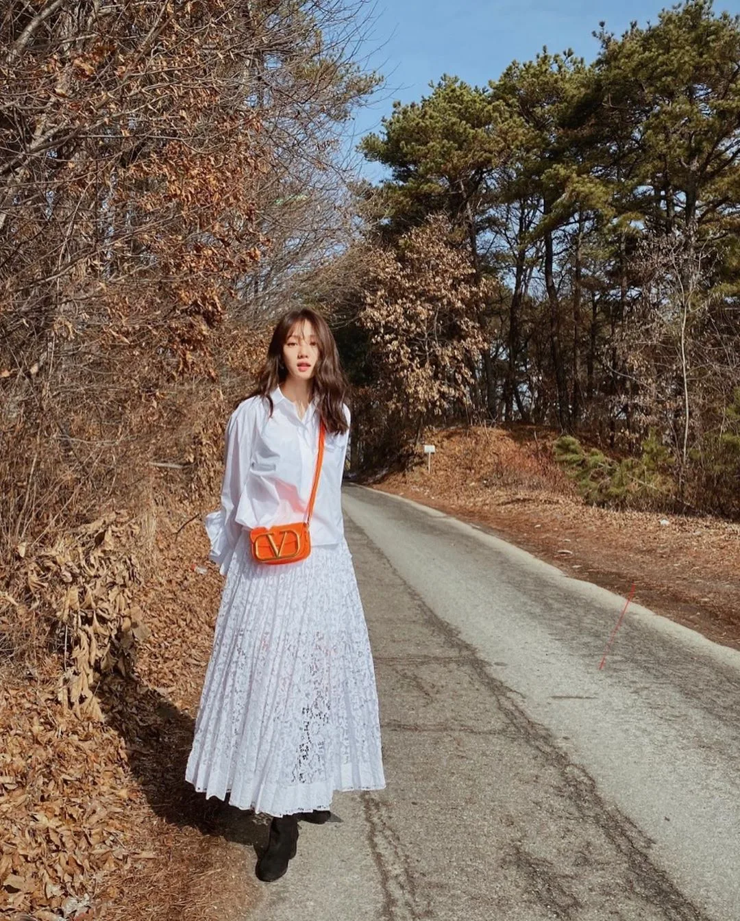 chân váy xòe ren trắng áo sơmi trắng lee sung kyung