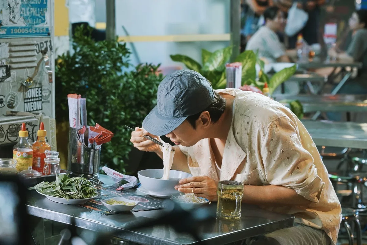 Lee Kwang Soo ăn phở trong Tay Anh Giữ Một Vì Sao