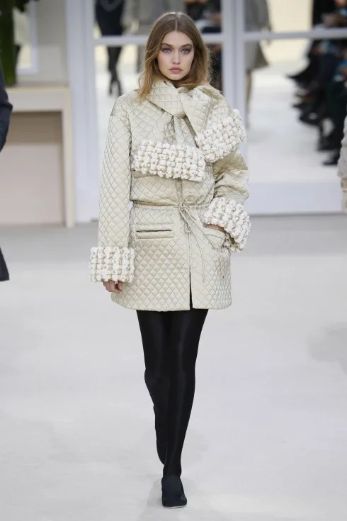 Phần tay áo được xếp như khăn quàng là điểm nhấn của BST Thu-Đông của Chanel