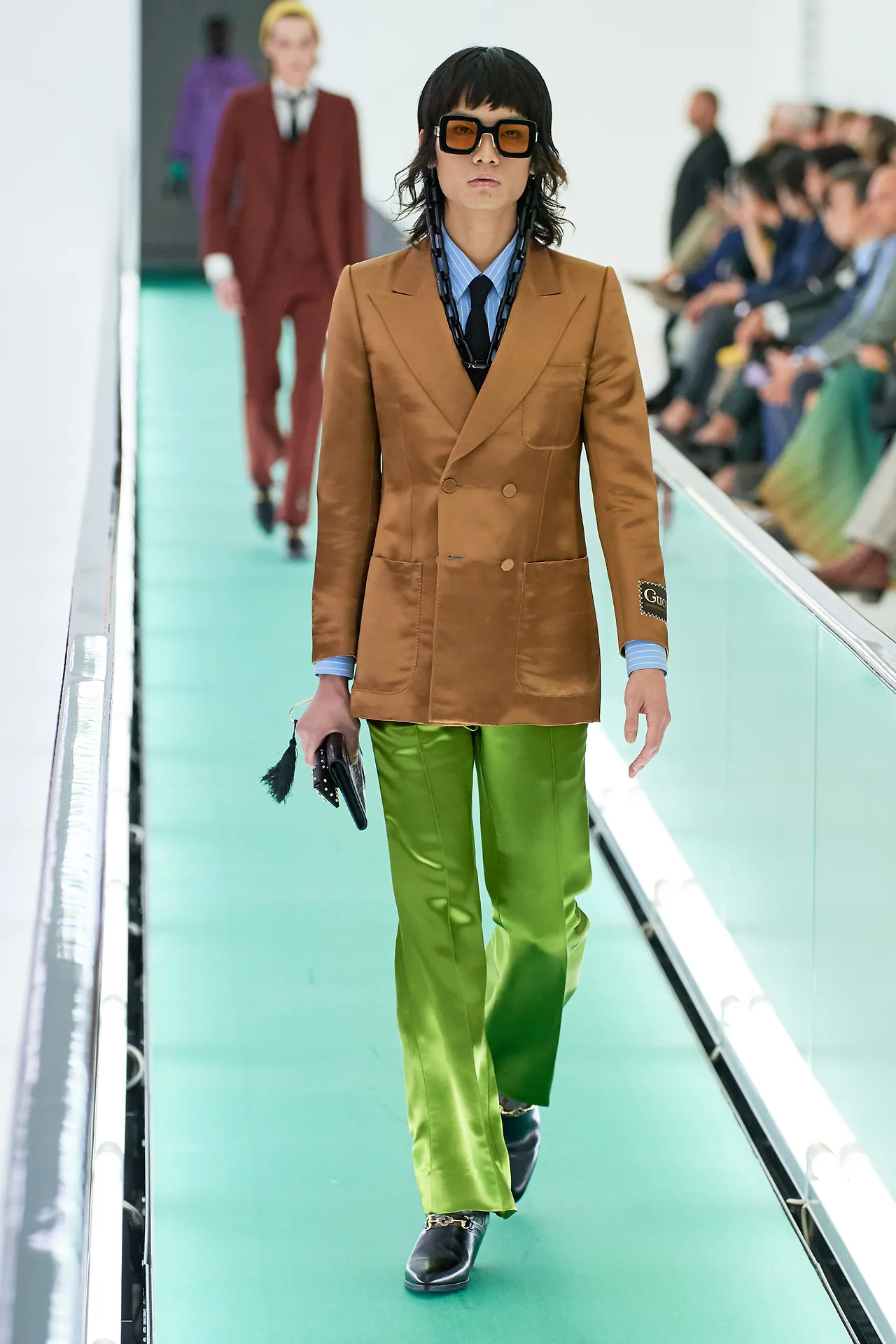 suit màu nâu và xanh lá bằng lụa gucci xuân hè 2020