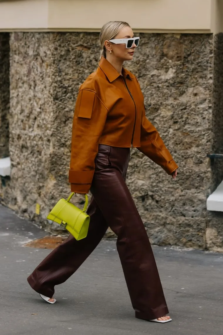 Balenciaga Hourglass màu vàng tại PFW 2022