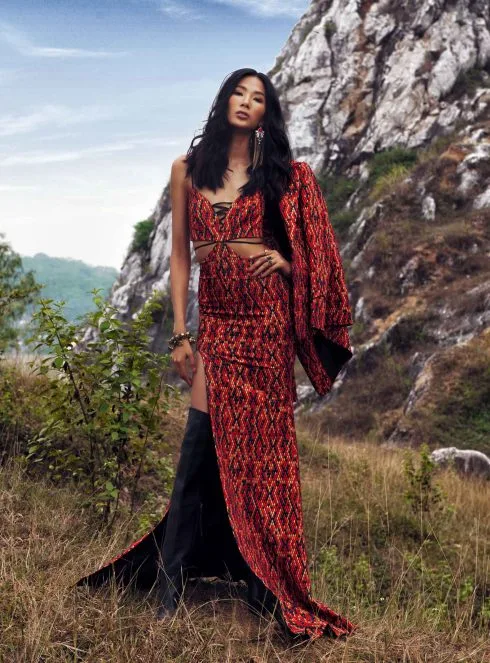 hoang-thuy-quyen-ru-tu-do-trong-bst-moi-01