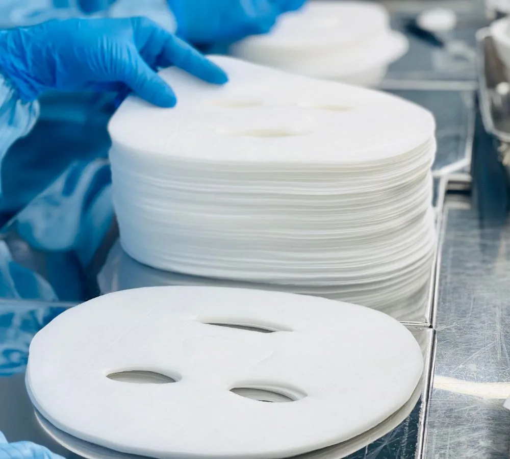Với quy trình sản xuất nghiêm ngặt tại nhà máy đạt chuẩn CGMP, cùng nguyên liệu tự nhiên được chọn lựa kỹ càng, vật liệu 100% phân hủy sinh học, các sản phẩm mặt nạ Emmié an toàn cho mọi loại da, kể cả da siêu nhạy cảm.