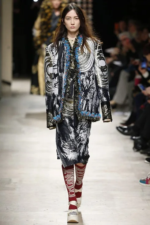 Những thiết kế oversized với phần tay áo phóng đại từ Vivienne Westwood