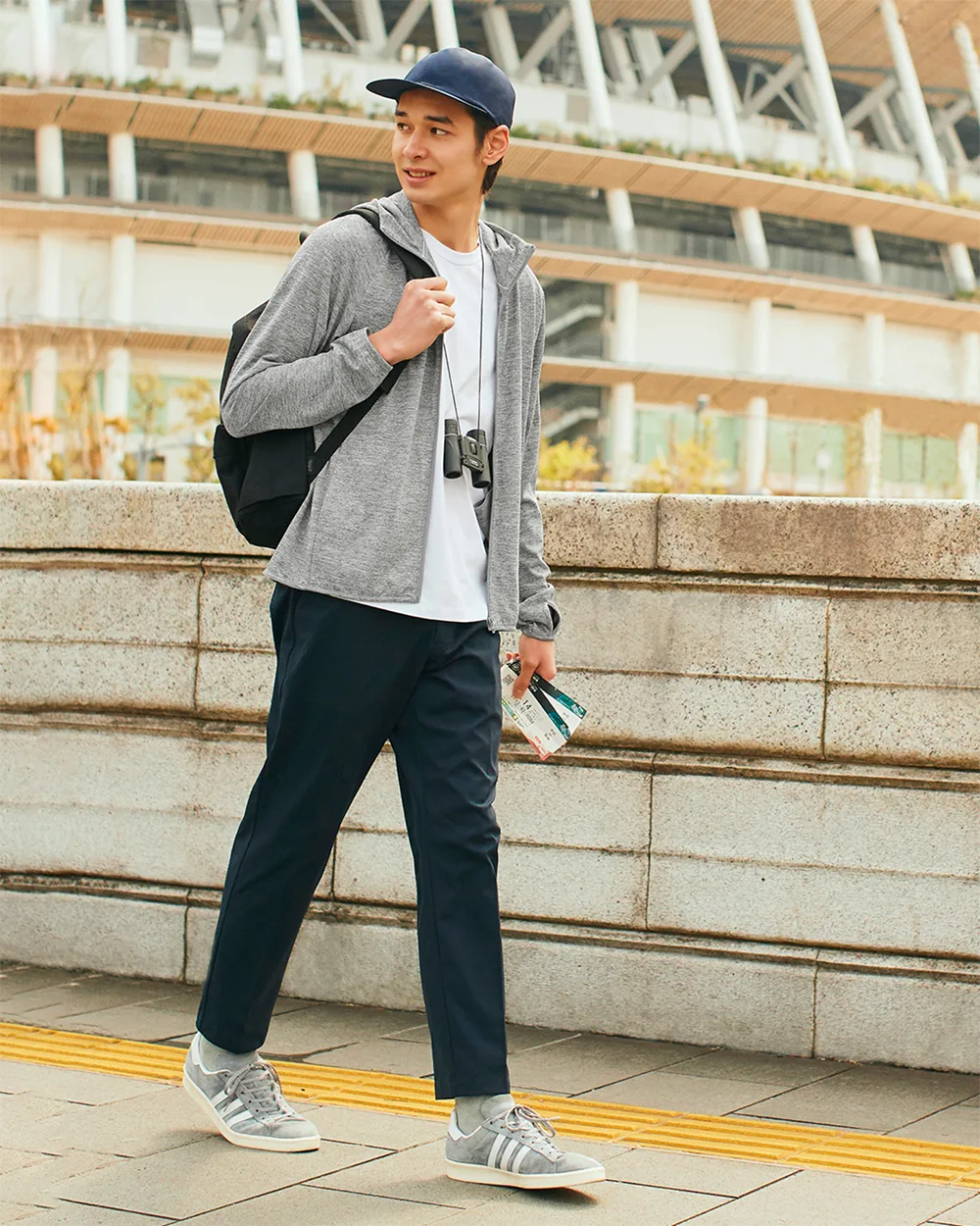 người mầu mặc áo khoác parka uniqlo chống tia uv mùa hè