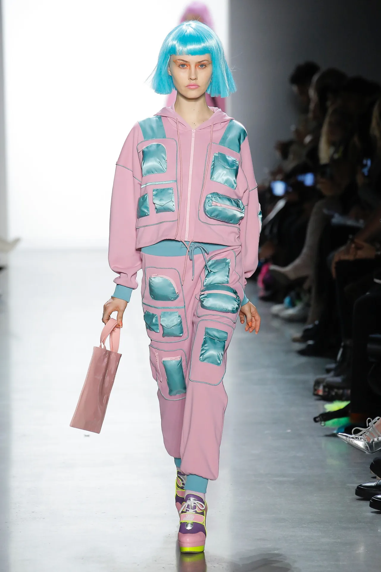 Thương hiệu Jeremy Scott Ready-to-wear Thu-Đông 2018: Rực rỡ sắc màu viễn tưởng 4 Thương hiệu Jeremy Scott Ready-to-wear Thu-Đông 2018: Rực rỡ sắc màu viễn tưởng 4