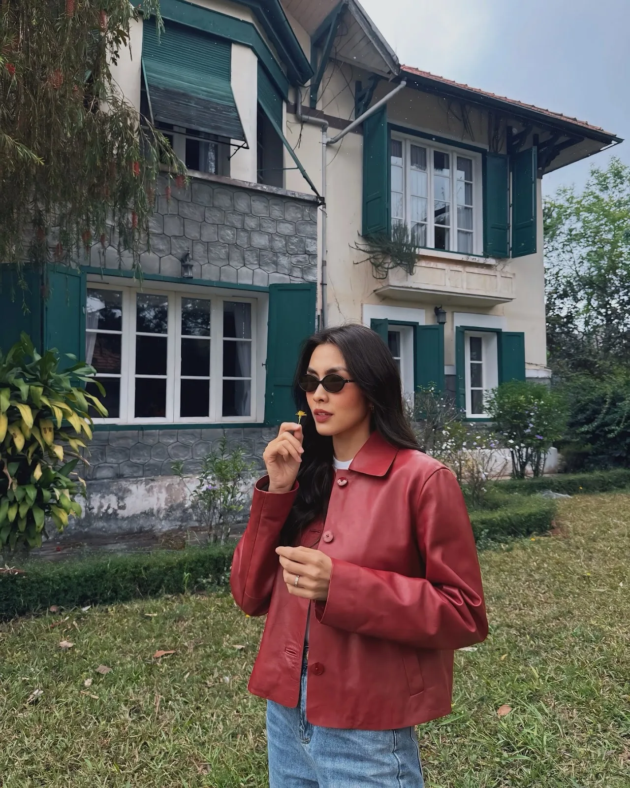 Màu đỏ gạch tượng trưng cho nhiệt huyết được hun đúc theo một cách điềm tĩnh và tự tin hơn