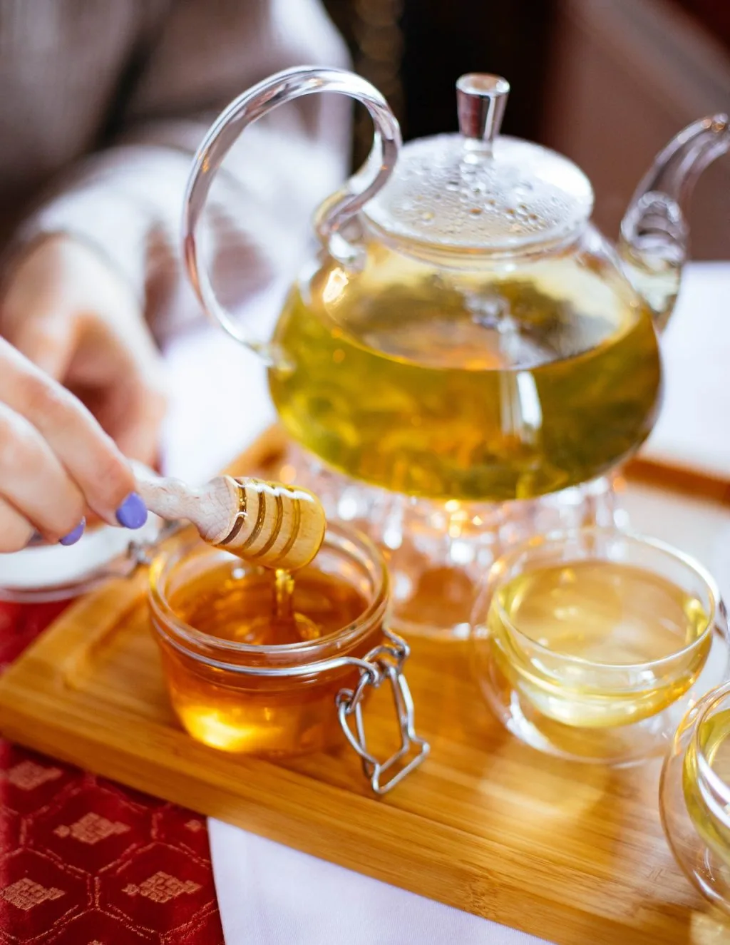 mật ong pha nước ấm - nước uống dưỡng da dành cho cô nàng "cú đêm"