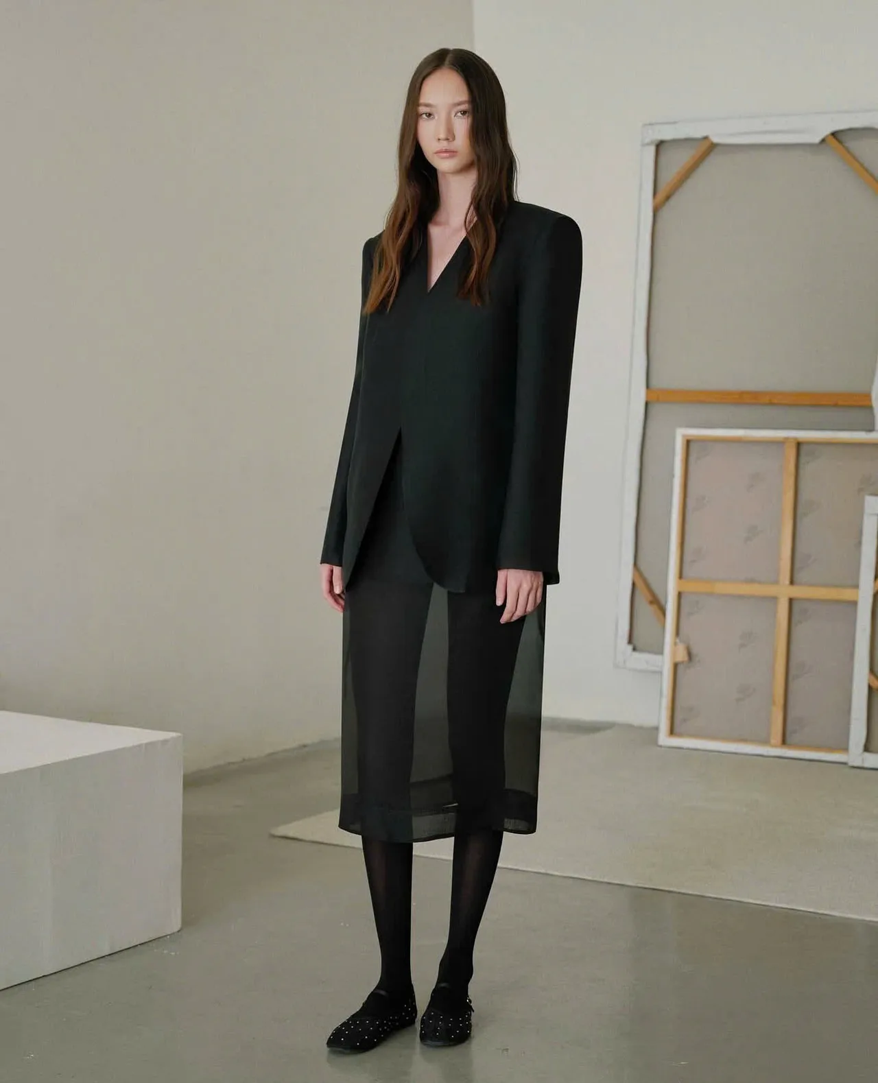 blazer độn vai phối chân váy xuyên thấu