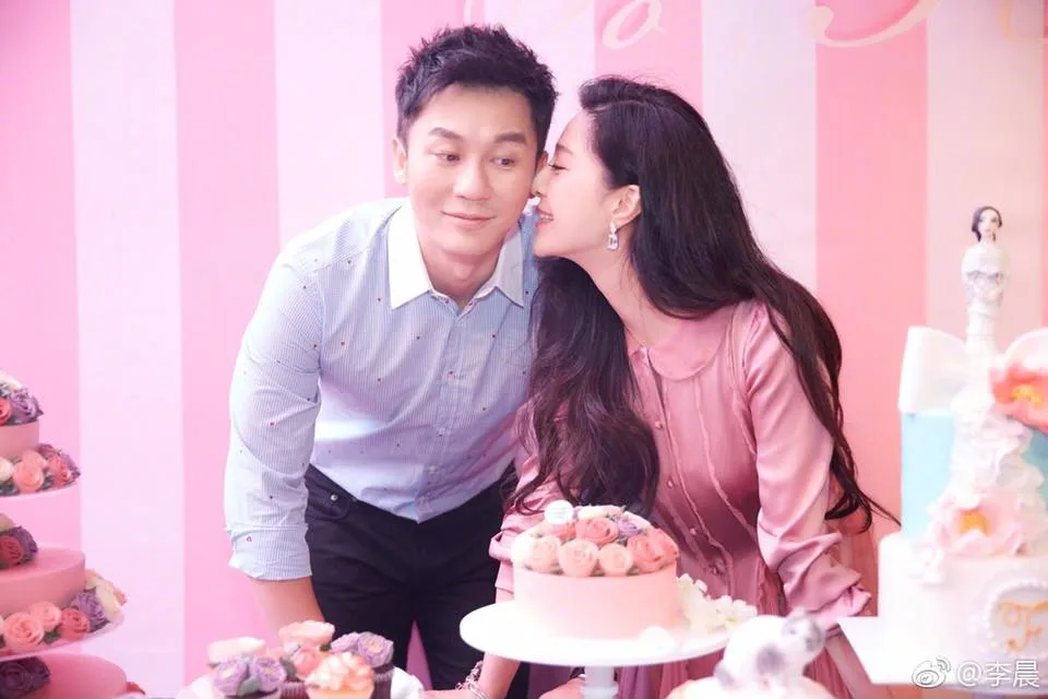 Tan chảy trước màn cầu hôn của Lý Thần dành cho Phạm Băng Băng trong sinh nhật 36 tuổi Tan chảy trước màn cầu hôn của Lý Thần dành cho Phạm Băng Băng trong sinh nhật 36 tuổi
