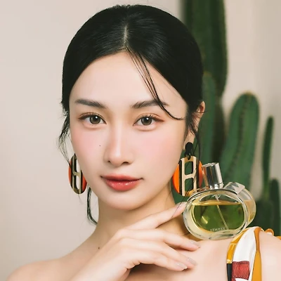 Diễn viên, KOL Jun Vũ đặt lo nước hoa lên vai.