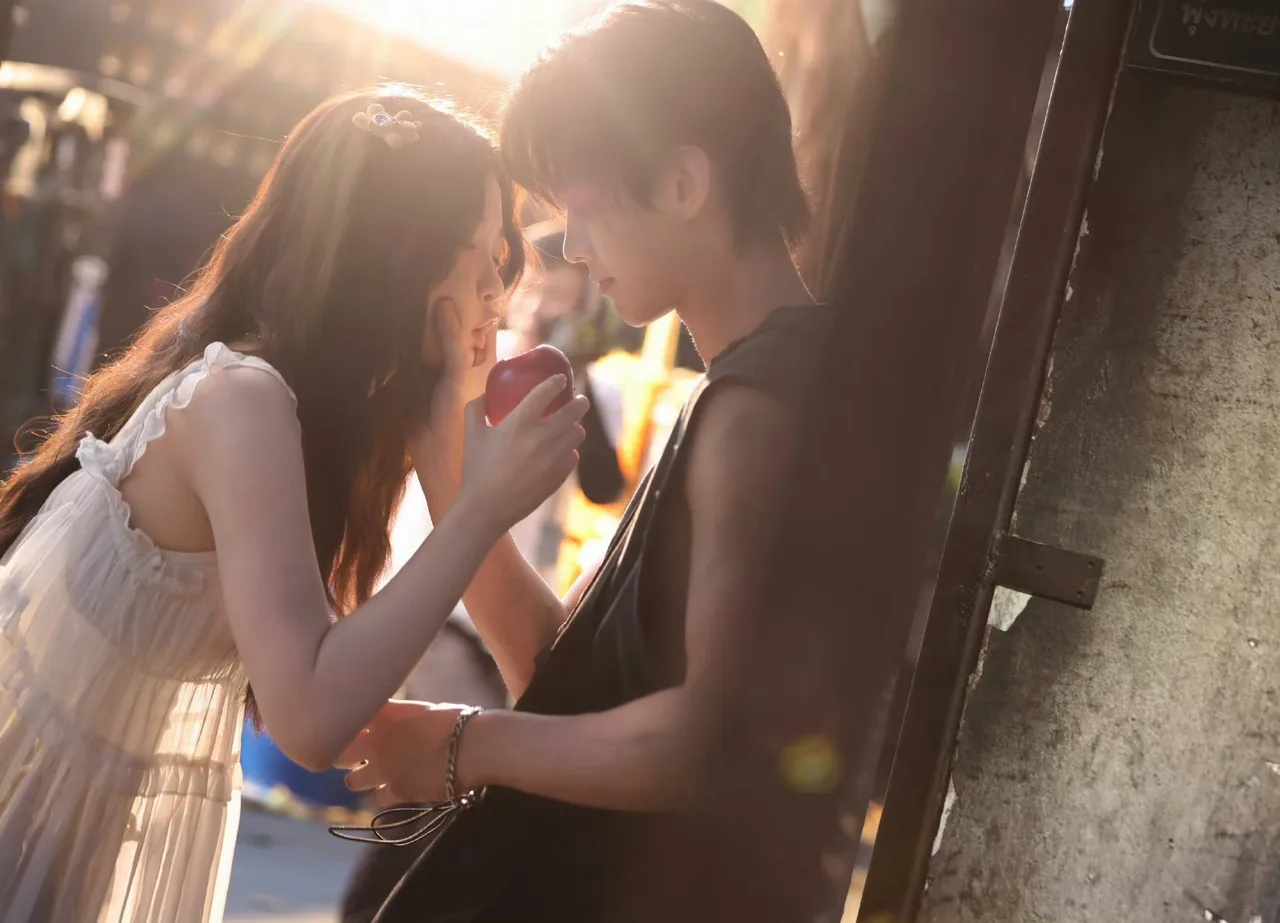 "Song Quỹ" gây tranh cãi vì tình tiết thiếu thuyết phục.