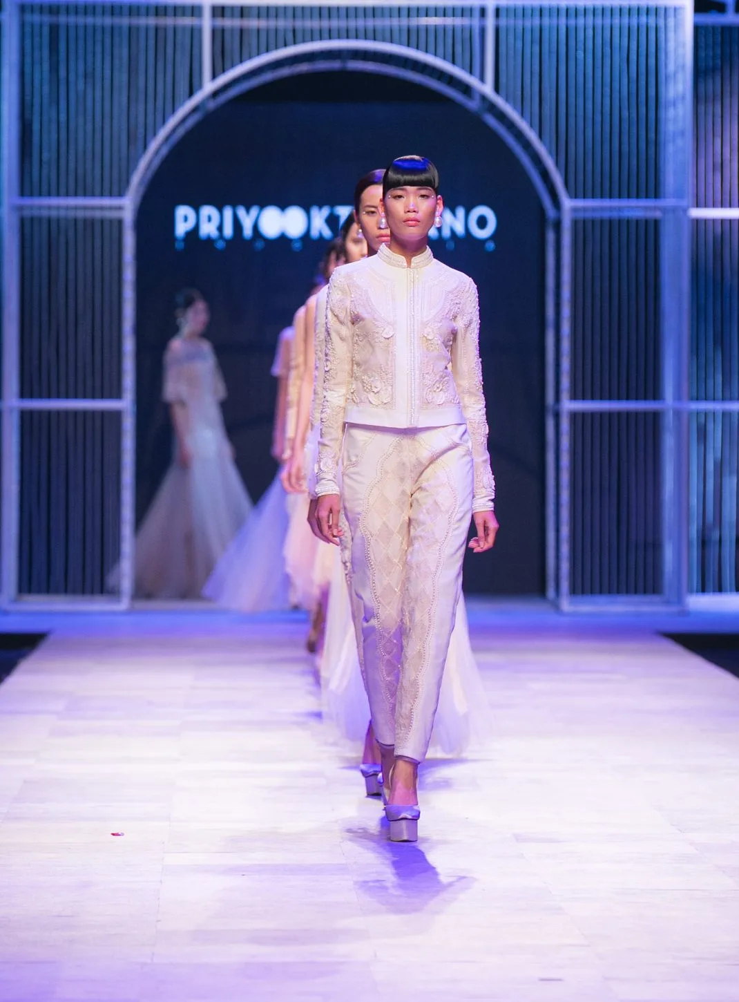 BST Thu-Đông 2016 của NTK Priyo Oktaviano