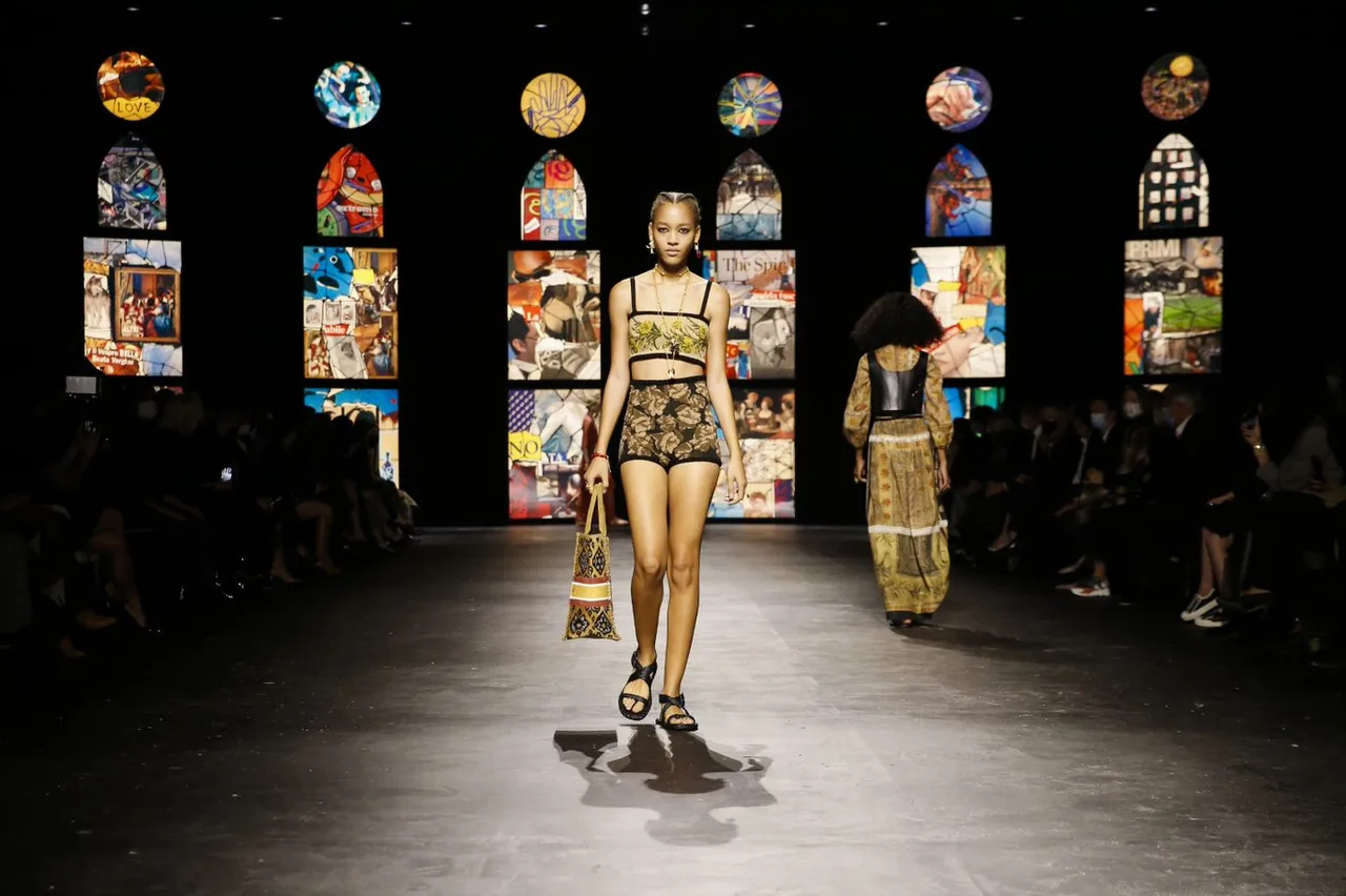 bst Dior xuân hè 2021