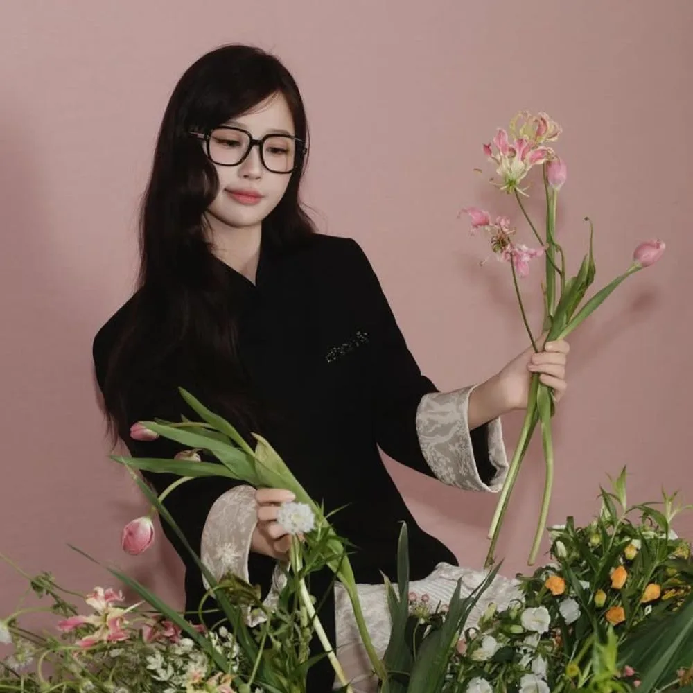 Ngu Thư Hân cầm những nhánh hoa - mùi hương hoa