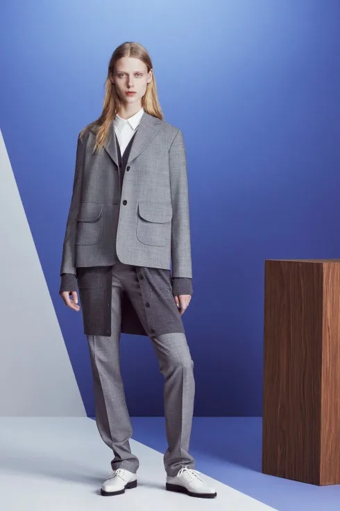 Một mẫu suits xám nhạt của Jill Sander