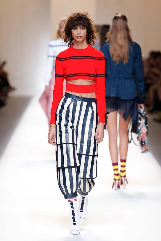 Underboob - Hot trend áo khoe chân ngực - BST Fendi 2017 ELLE VN