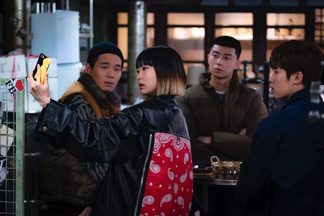 Kim Da Mi diện áo khoác da phối vải họa tiết trong Itaewon Class