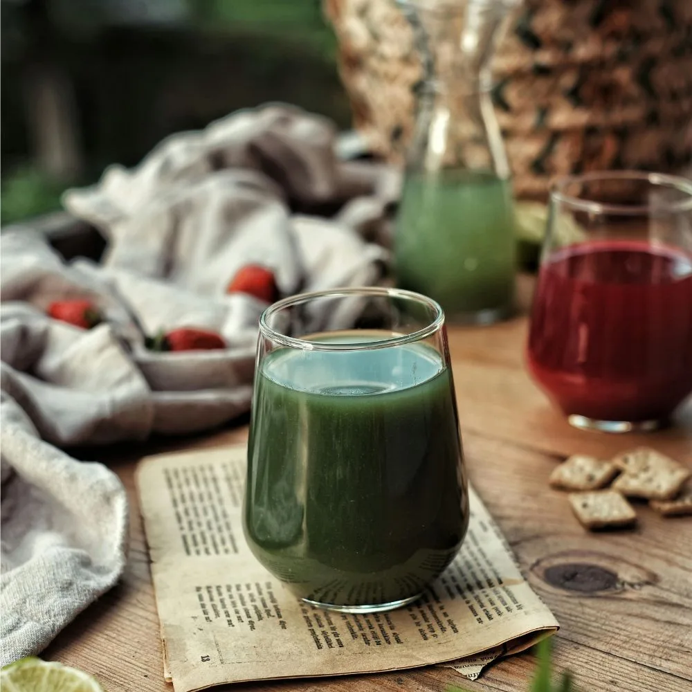 ly nước trên bàn